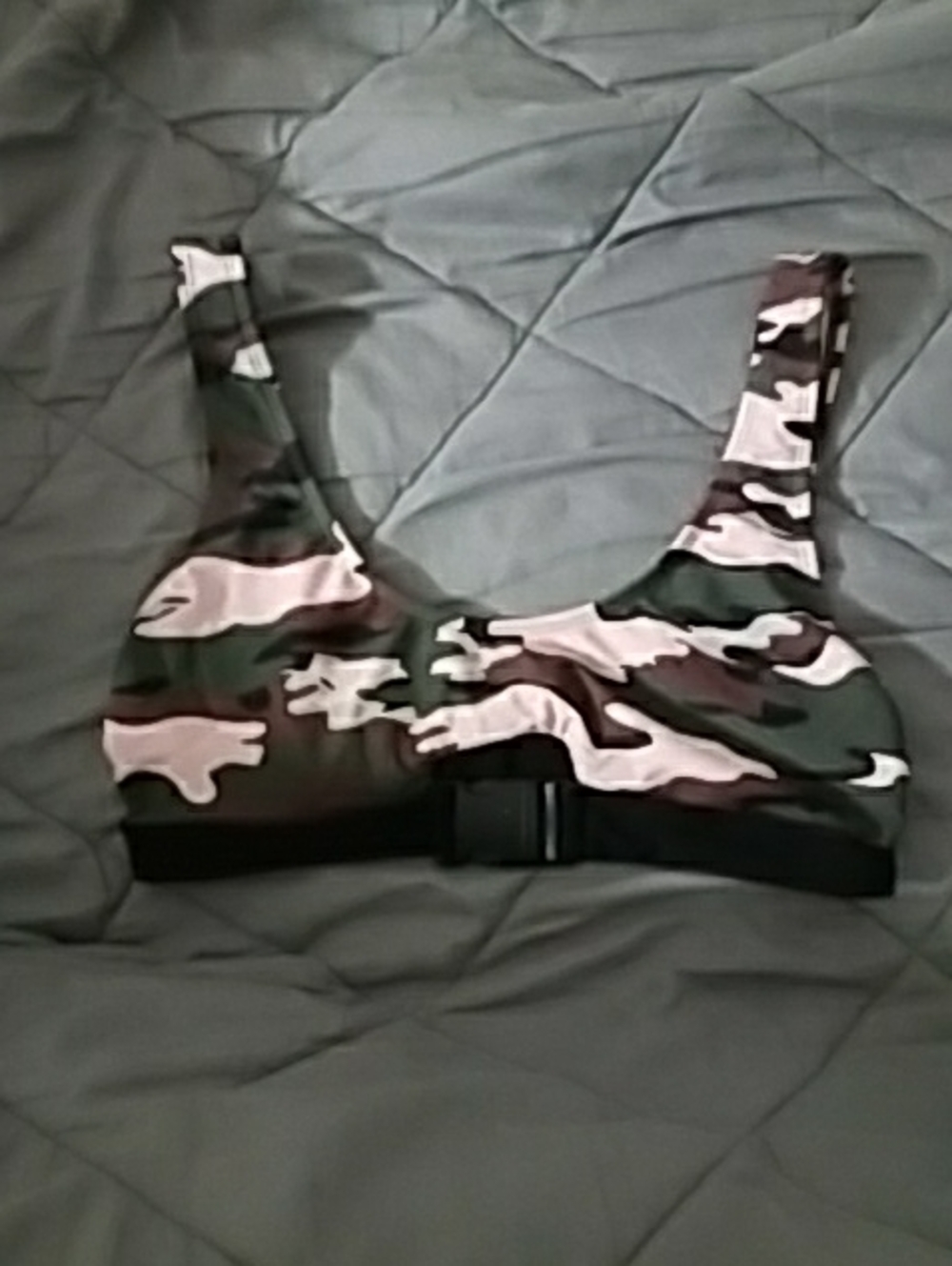 No Boundaries Camo Print Wireless Sports Bra - Green & Black